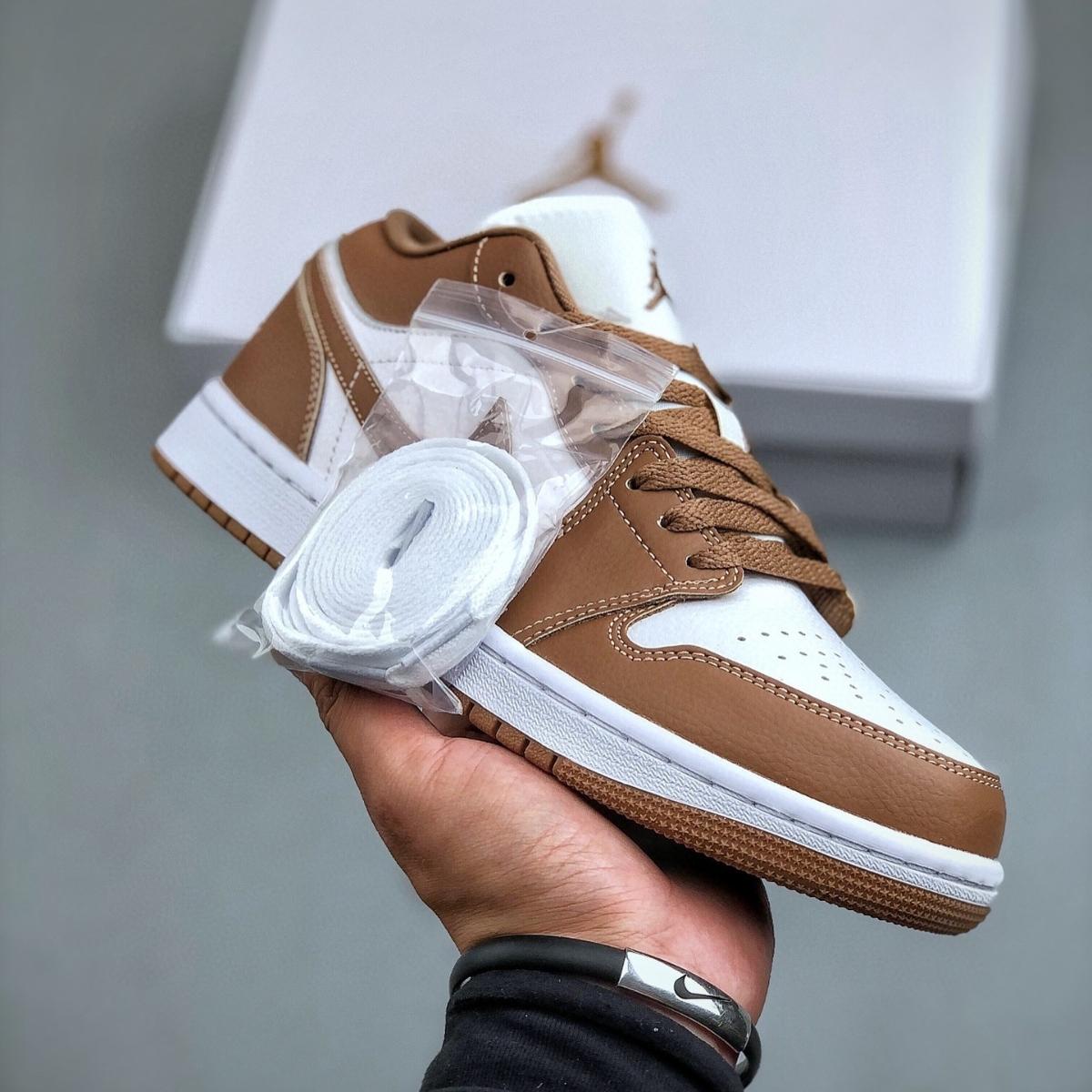 Đế Air Sole và đế ngoài cao su của Air Jordan 1 Low Archaeo Brown White
