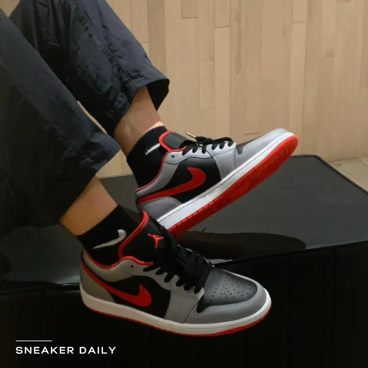 Góc nhìn bên hông Air Jordan 1 Low Black Light Smoke Grey Gym Red