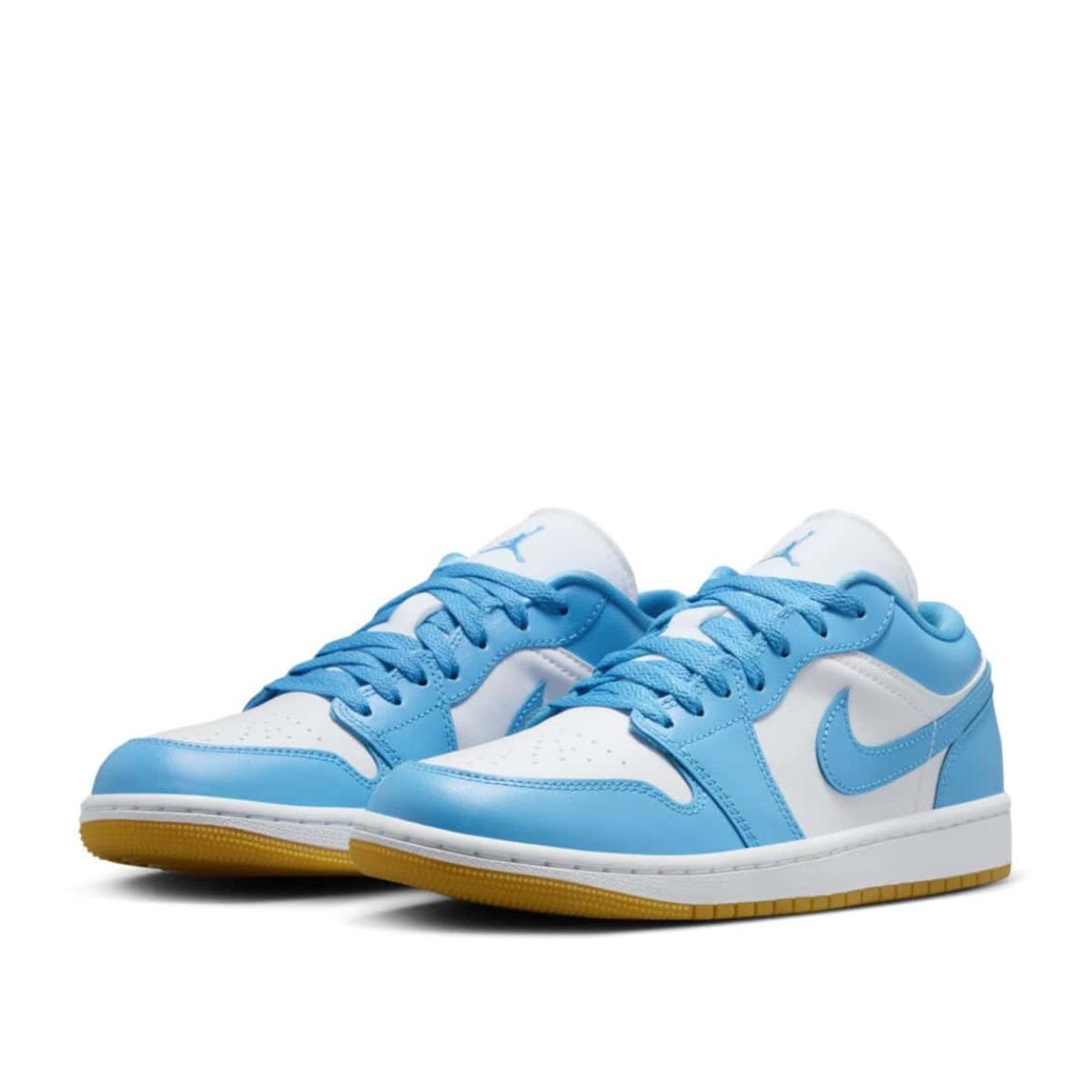 Chi tiết màu Dark Powder Blue và logo Swoosh trên Air Jordan 1 Low DC0774-104