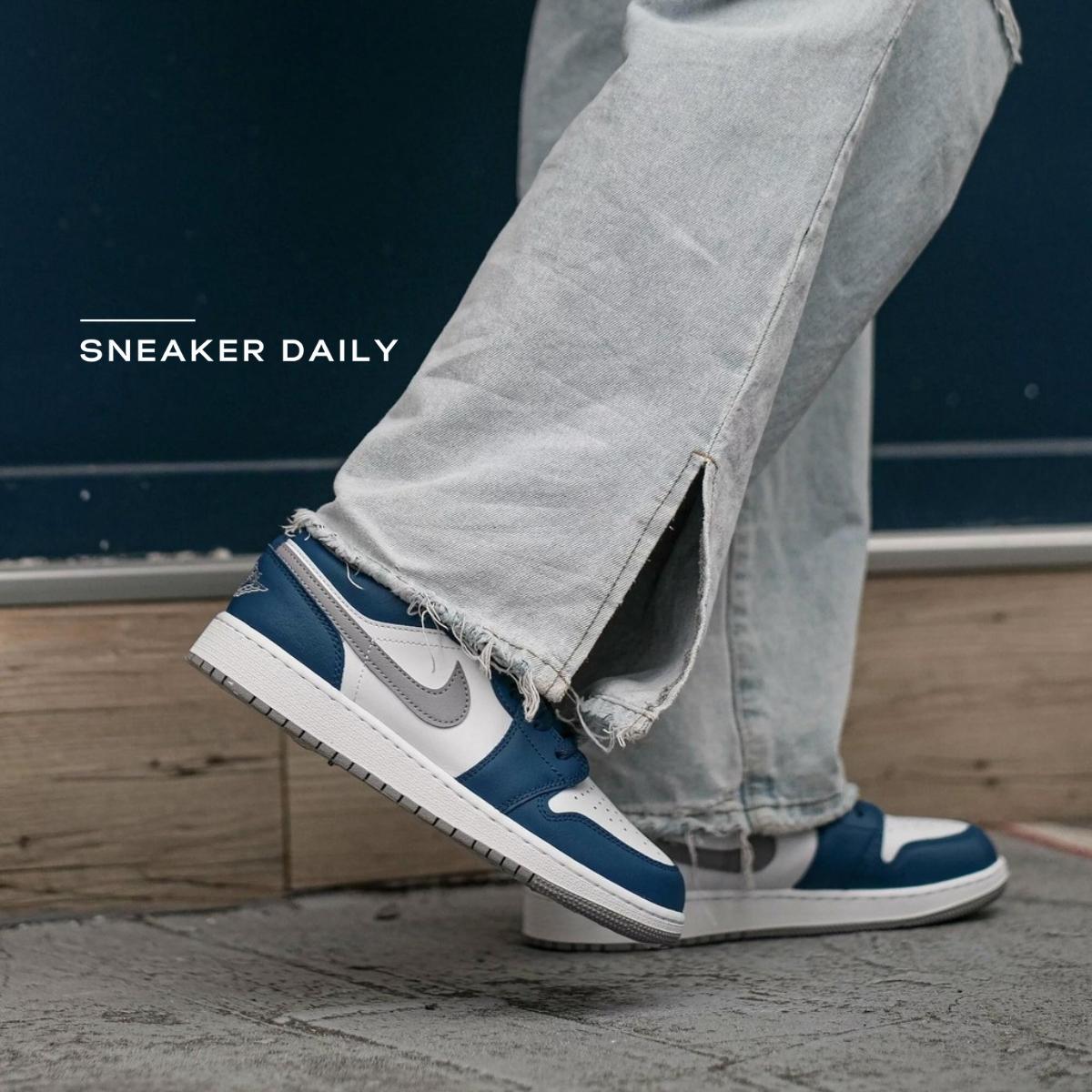 Chi tiết Swoosh Wolf Grey và upper Midnight Navy của Air Jordan 1 Low GS 553560-141