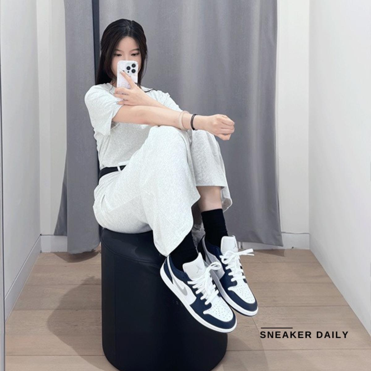 Air Jordan 1 Low GS Midnight Navy Wolf Grey 553560-141 phối trang phục hằng ngày