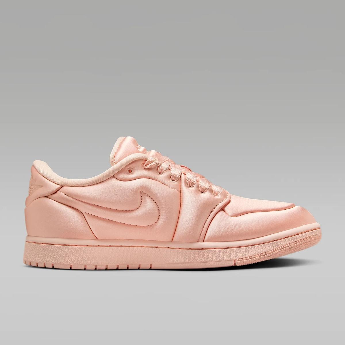 Chi tiết upper satin và màu hồng của Air Jordan 1 Low Method of Make HF3969-600