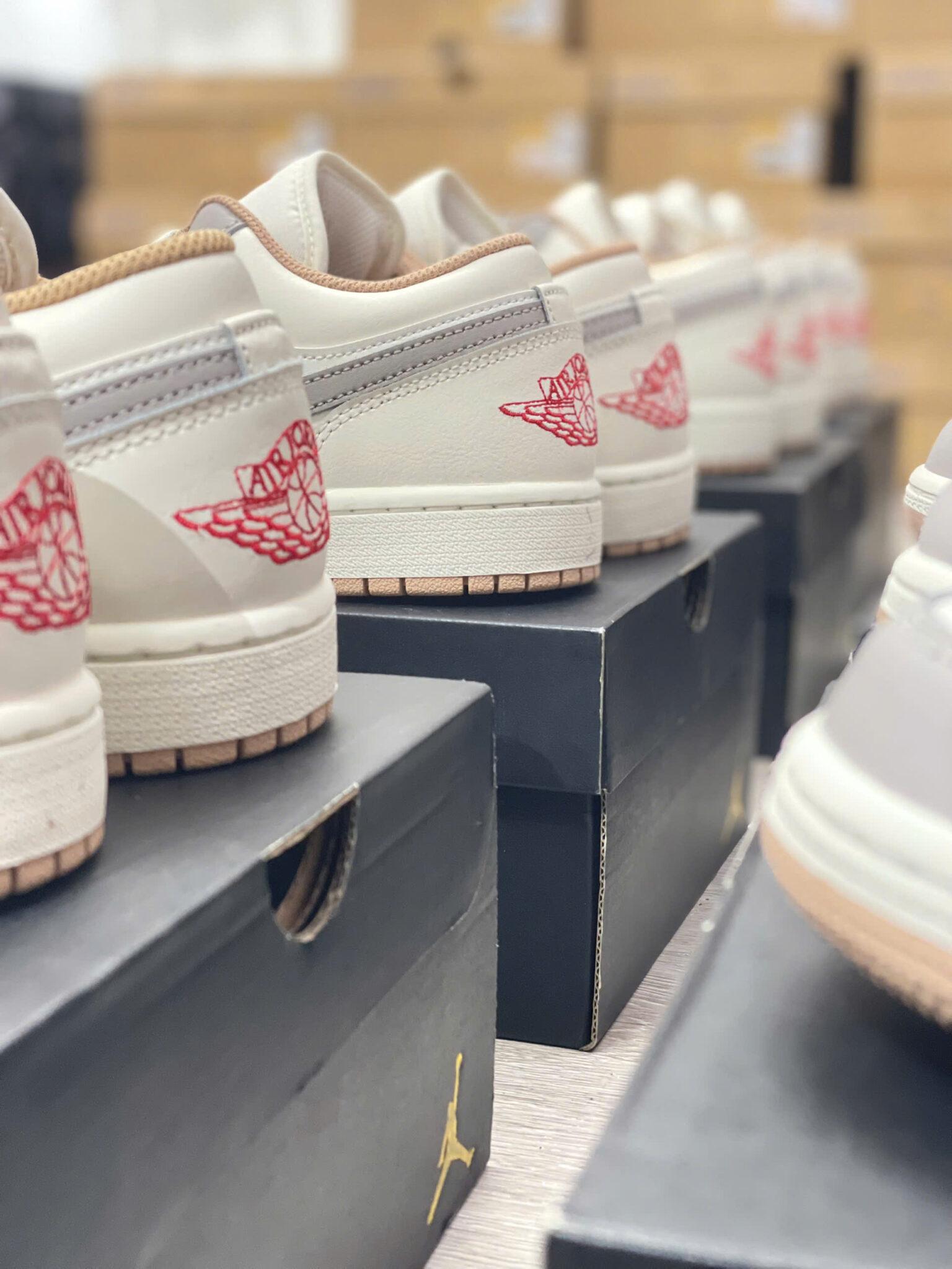 Giày Air Jordan 1 Low Red College Grey 553558-169 - Ảnh 10