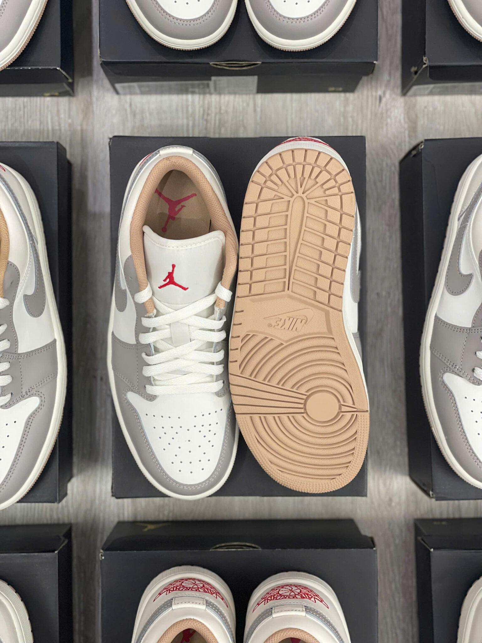 Chi tiết da và đế cao su rãnh xoáy của Air Jordan 1 Low Red College Grey