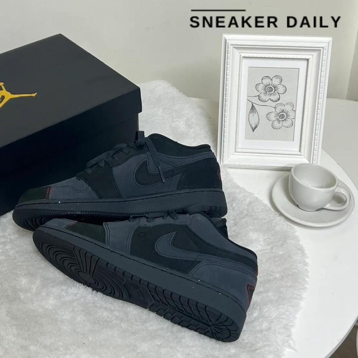 Chi tiết logo Wings và màu đỏ trên gót giày Air Jordan 1 Low SE Craft GS Dark Smoke Red