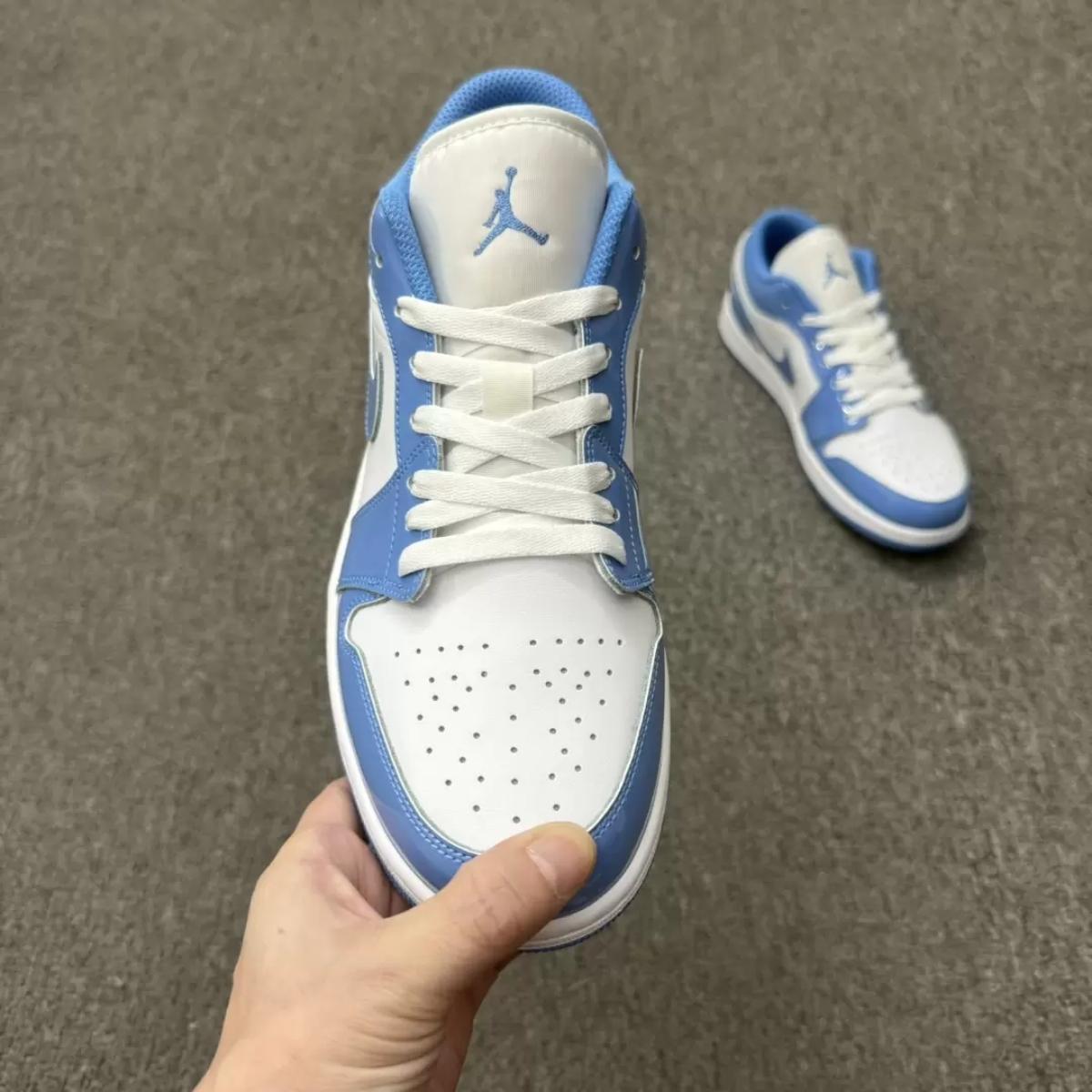 Chi tiết màu Legend Blue trên Swoosh và gót giày FZ2138-114