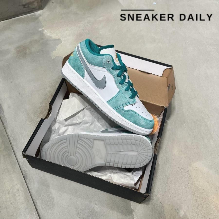 Giày Air Jordan 1 Low SE New Emerald (GS) DO8244-301 - Ảnh 9