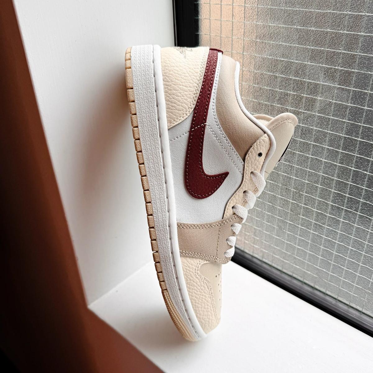 Đế và upper giày Air Jordan 1 Low Wmns Desert Khaki HV6530-100