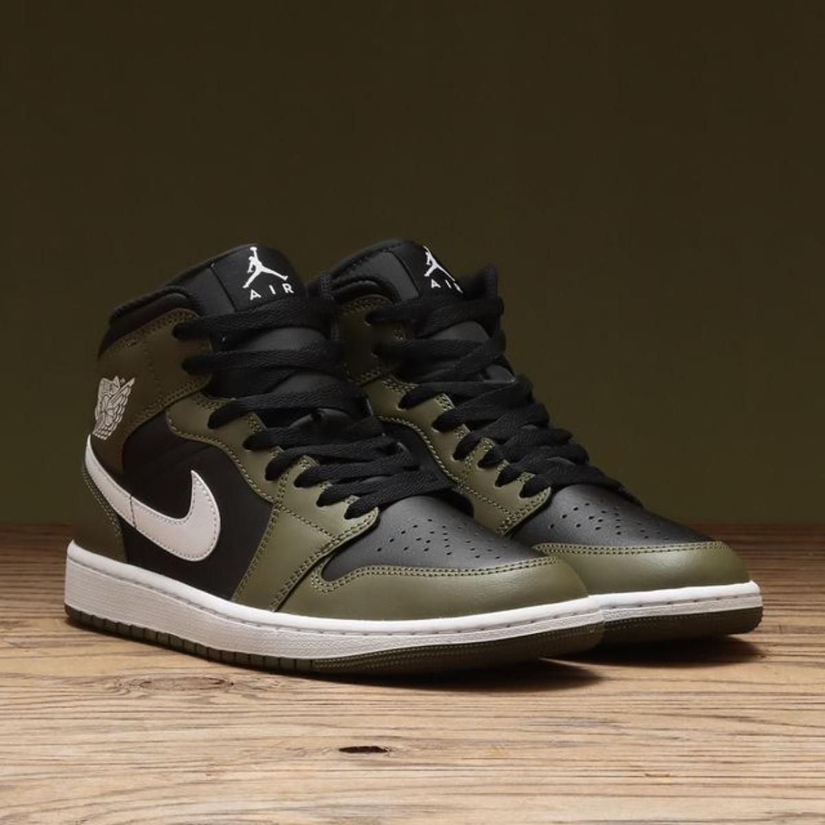 Chi tiết da lộn olive và Nike Swoosh trên Air Jordan 1 Mid DQ8426-092