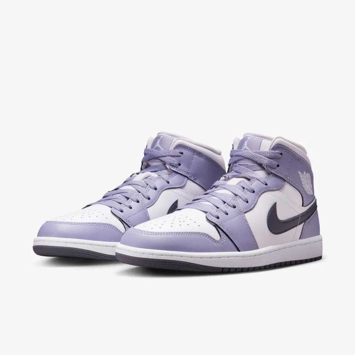 Đế cao su và chi tiết upper của Air Jordan 1 Mid DQ8426-145