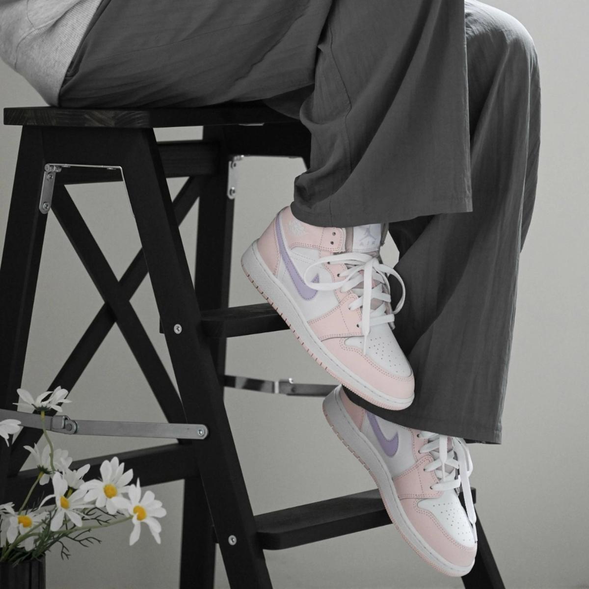 Chi tiết màu Pink Wash và logo trên giày Air Jordan 1 Mid FD8780-601