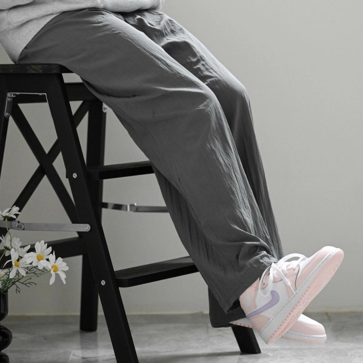 Đế và cổ giày Air Jordan 1 Mid Pink Wash FD8780-601