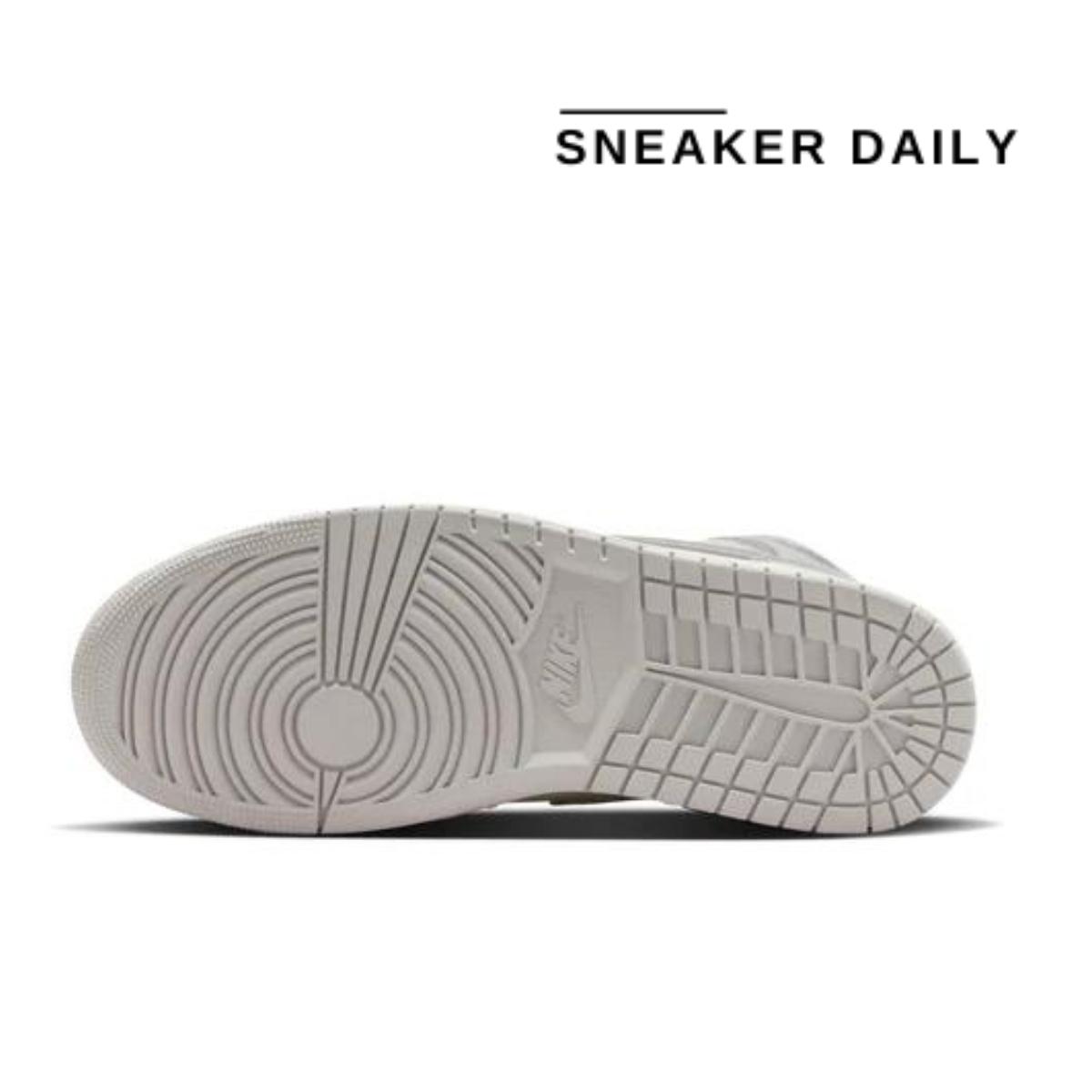 Đế giày Air Jordan 1 Mid SE Neutral Grey Suede nhìn từ dưới