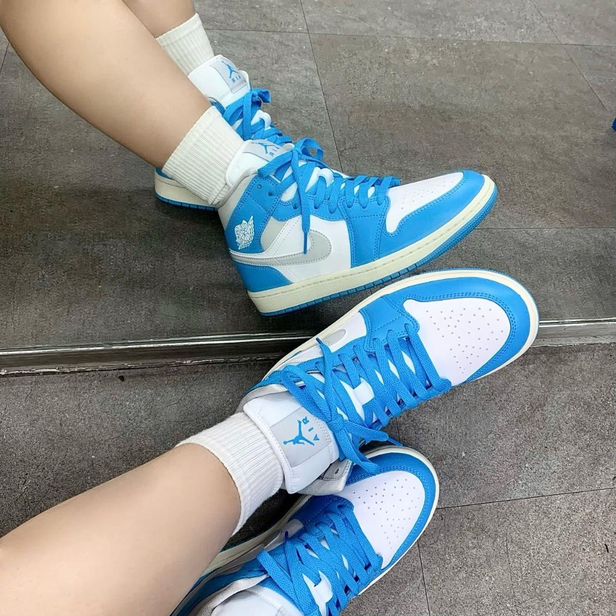 Chi tiết màu Dark Powder Blue trên Air Jordan 1 Mid Wmns BQ6472-400