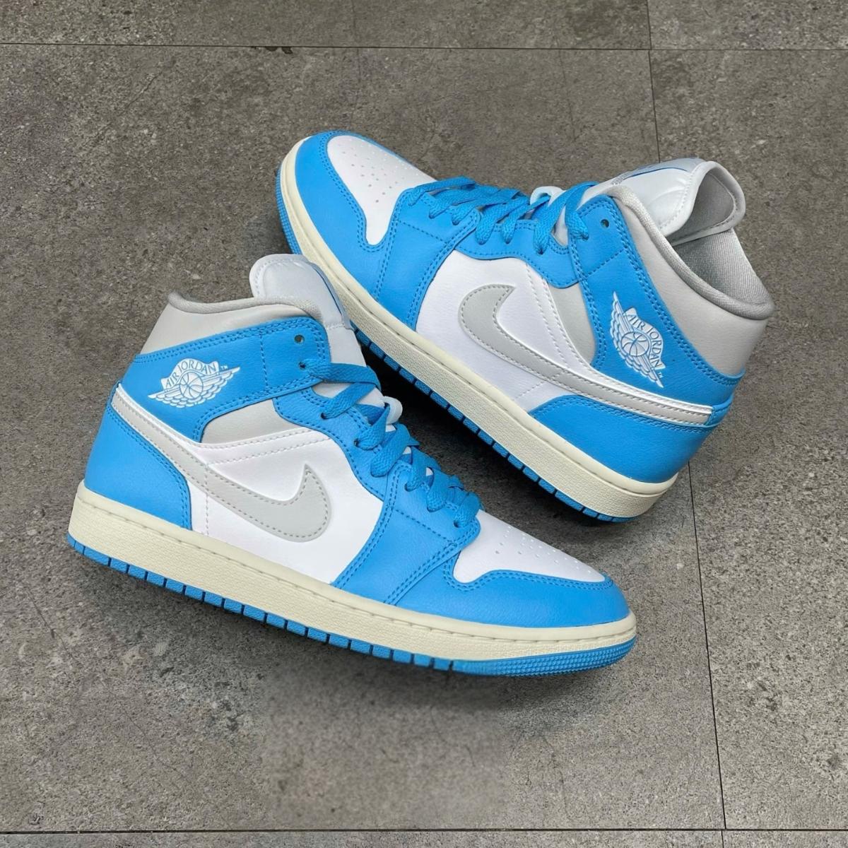 Đế và chất liệu upper của Air Jordan 1 Mid Wmns Dark Powder Blue