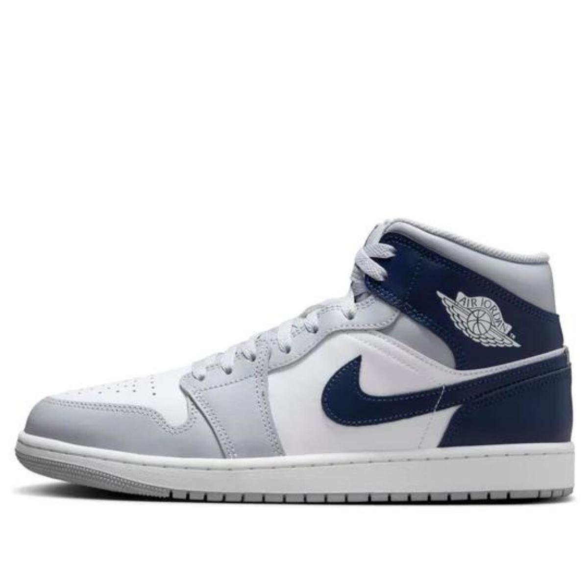 Giày Air Jordan 1 Mid Wolf Grey Midnight Navy DQ8426-104 nhìn từ góc ba phần tư