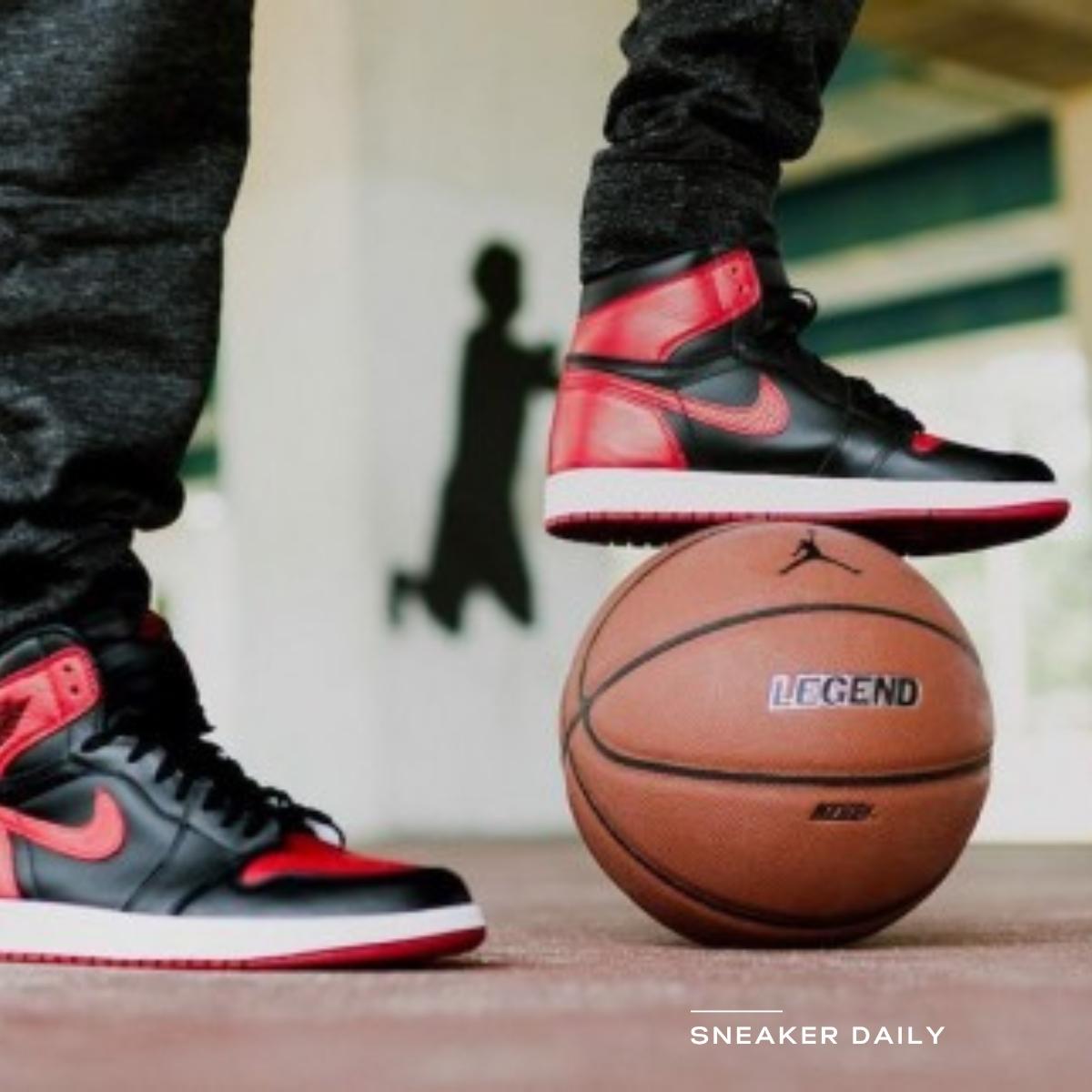 Air Jordan 1 Retro High OG Banned 2016 GS nhìn nghiêng
