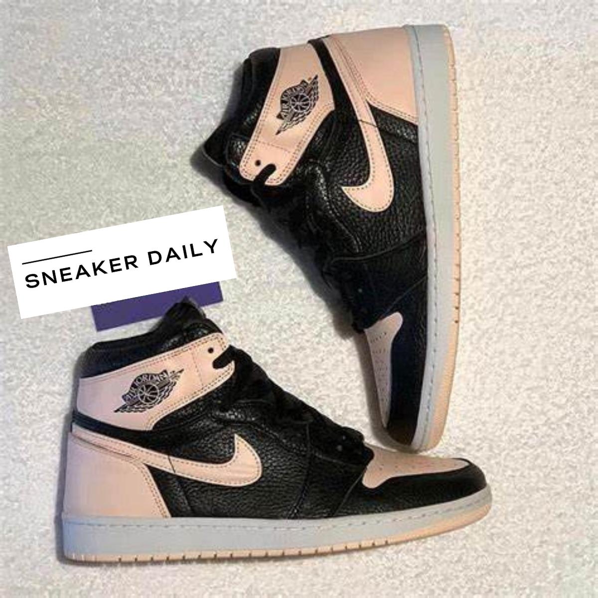 Chi tiết da lộn Crimson Tint trên Swoosh và mudguard của giày Jordan 1 GS 575441-081