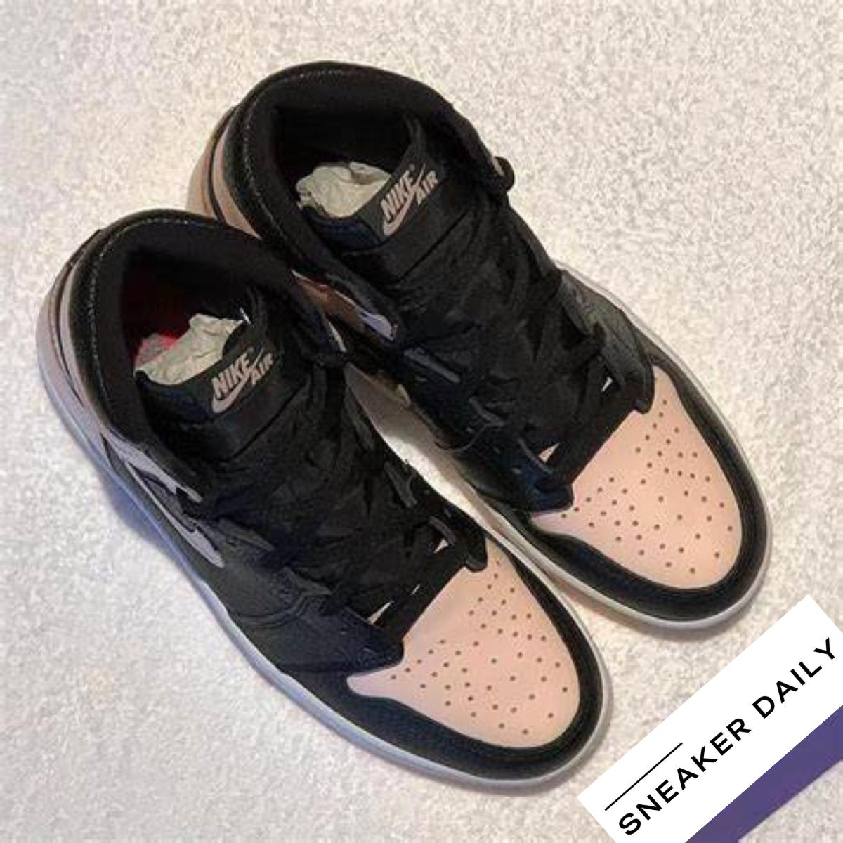 Đế ngoài họa tiết xương cá và đế giữa Phylon trắng của Air Jordan 1 Crimson Tint GS