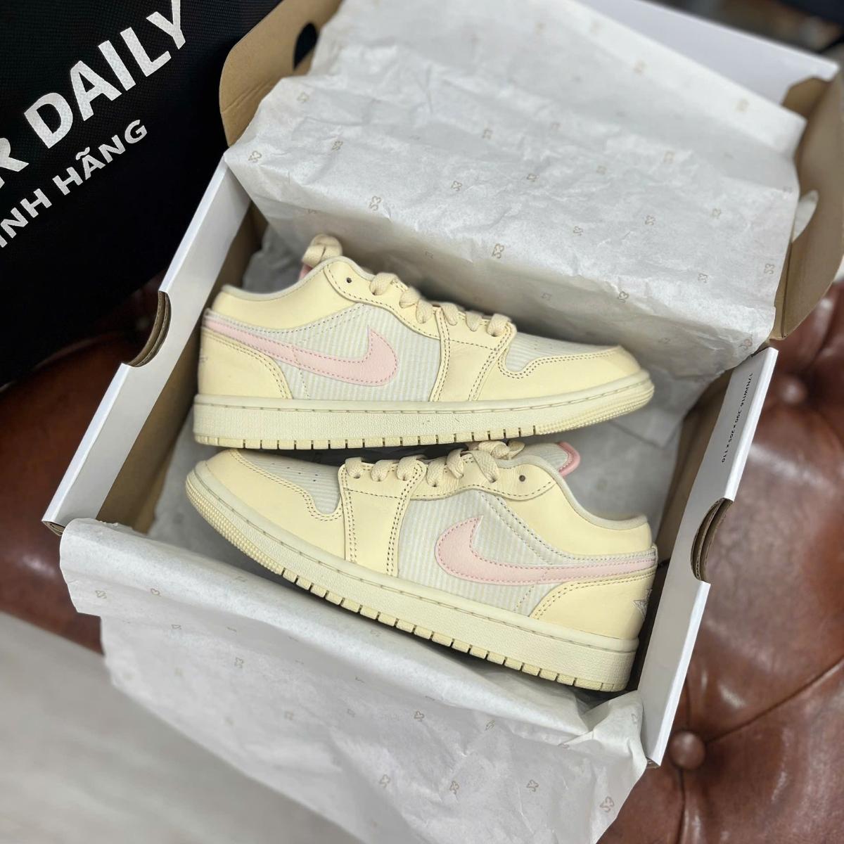 Chi tiết da và logo Jordan Wings trên Air Jordan 1 Low SE Linen Legend Pink