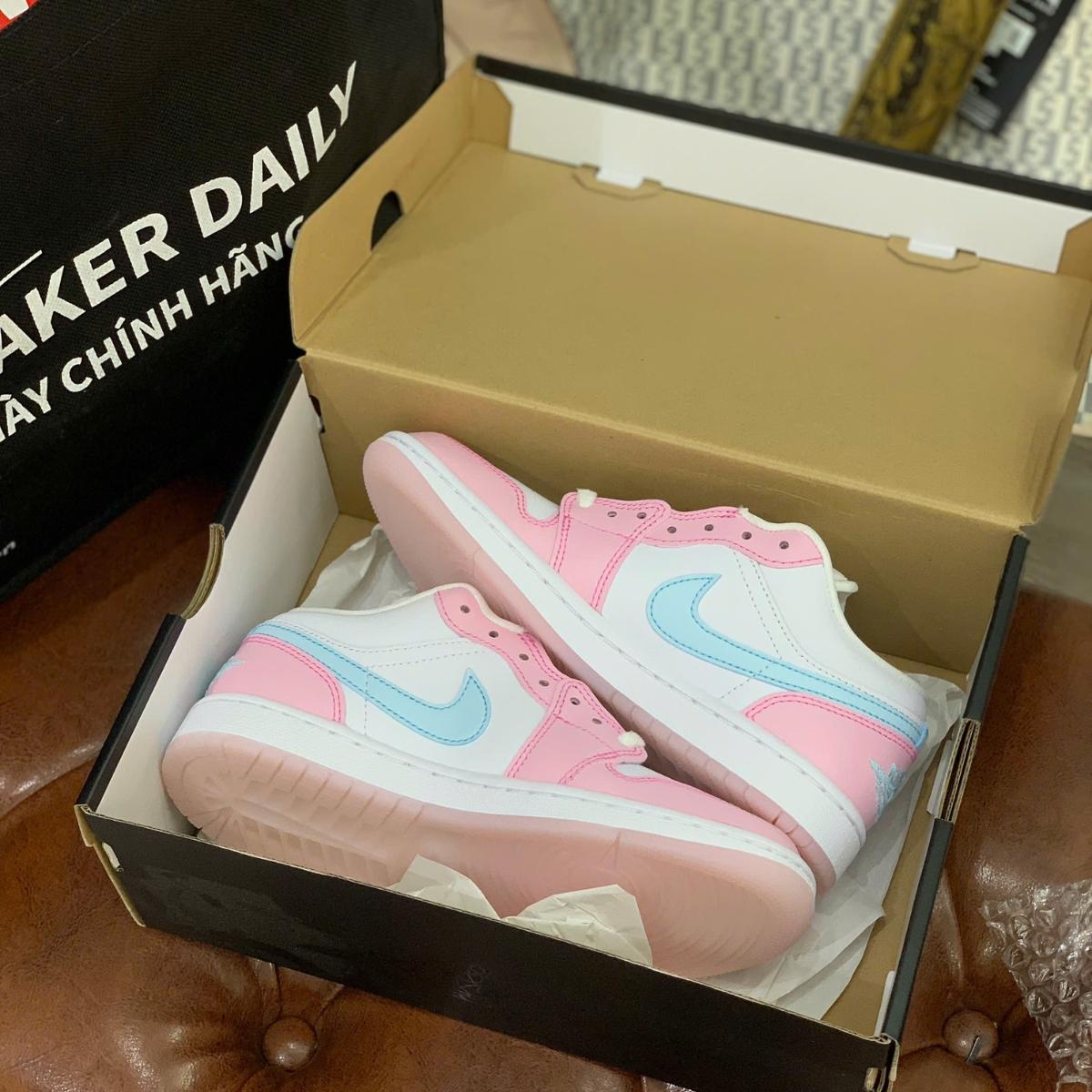 Chi tiết họa tiết paw print trên upper giày WMNS Air Jordan 1 Low SE